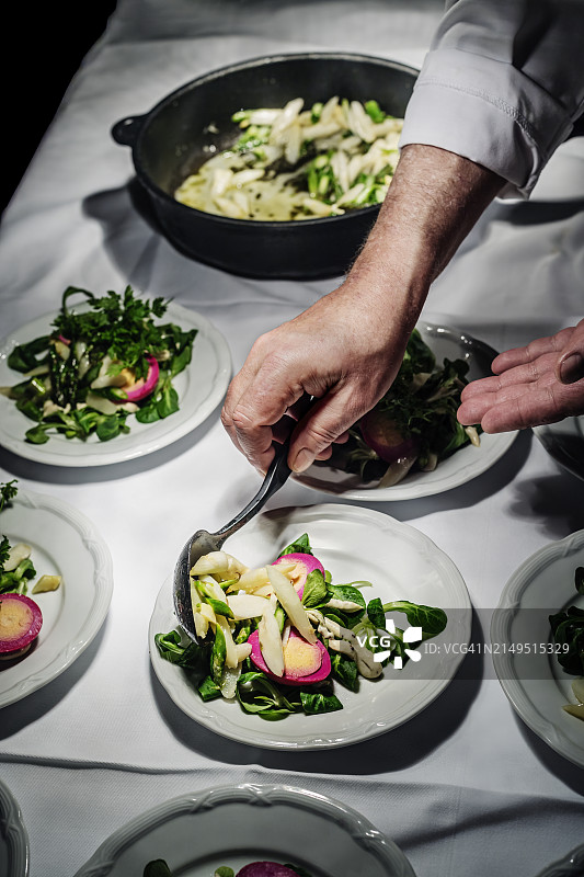 在配菜区工作的厨师图片素材