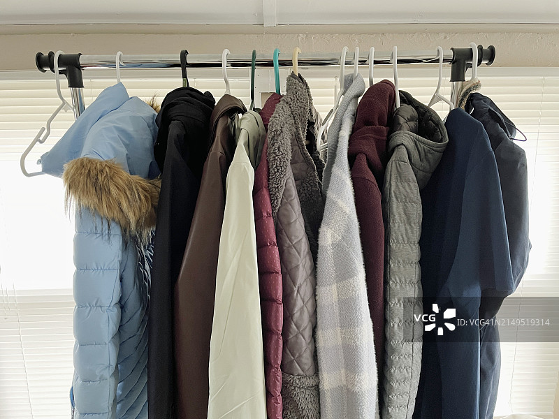 衣架上的服装和夹克图片素材