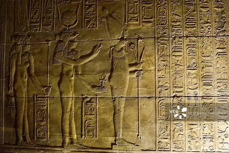 古埃及浅浮雕和象形文字：伊西斯神庙的柱式大厅或神殿，菲莱神庙群，埃及阿吉勒凯岛图片素材