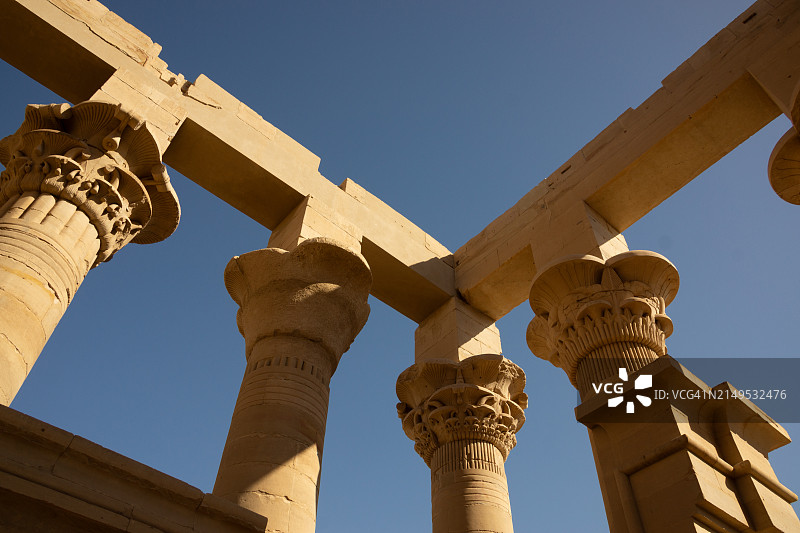 古埃及建筑。柱子和柱头。埃及菲莱神庙的图拉真凉亭图片素材