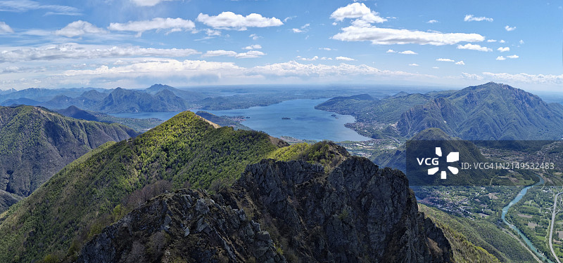 从萨萨鲁特山（Val Grande国家公园）看到的马焦雷湖、托切河、莫塔罗内山和奥索拉山谷（联合国教科文组织提契诺-瓦尔格兰德-韦尔巴诺生物圈保护区的一部分）图片素材