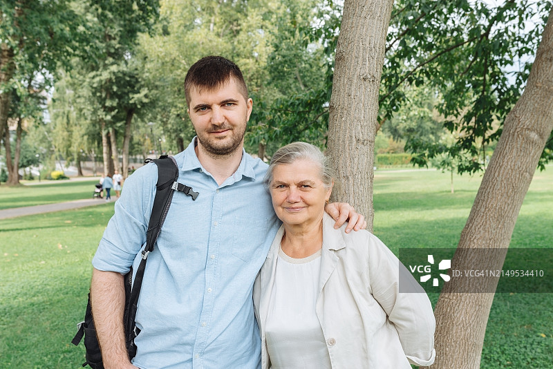 在公园里和年长母亲在一起的成熟男人肖像图片素材