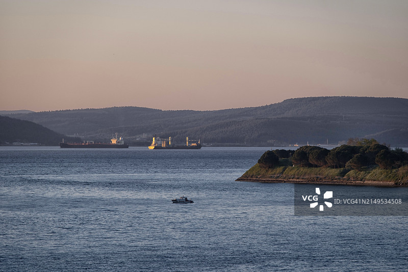 夕阳下的恰纳卡莱海峡航船图片素材