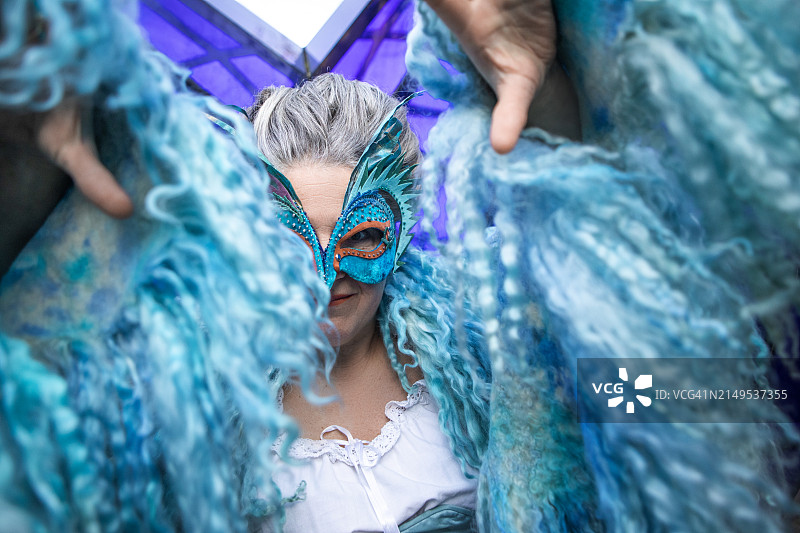 在代尔夫特狂欢节上穿着奇装异服的老年妇女图片素材