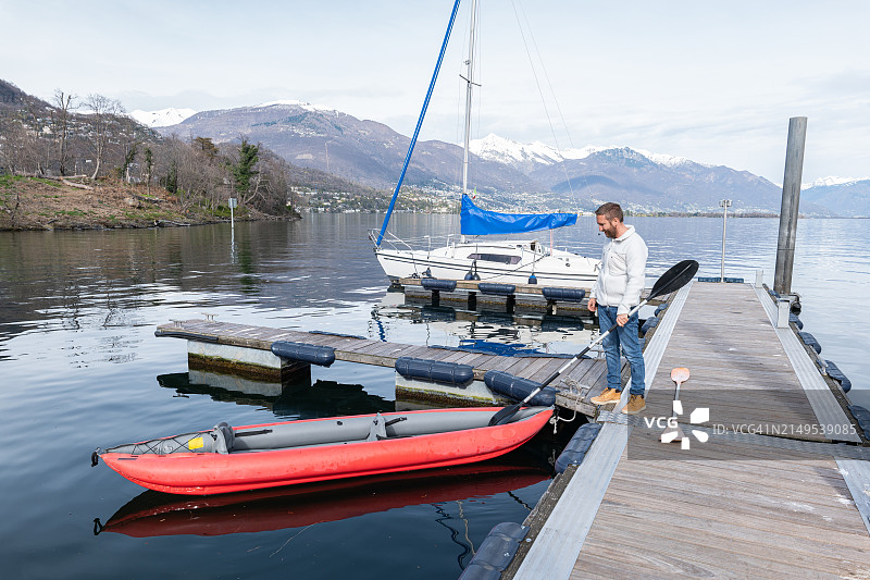 平静水域上的皮划艇运动图片素材