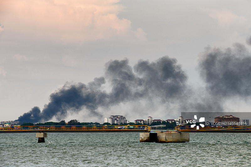 着火的建筑，伴有黑色烟雾图片素材