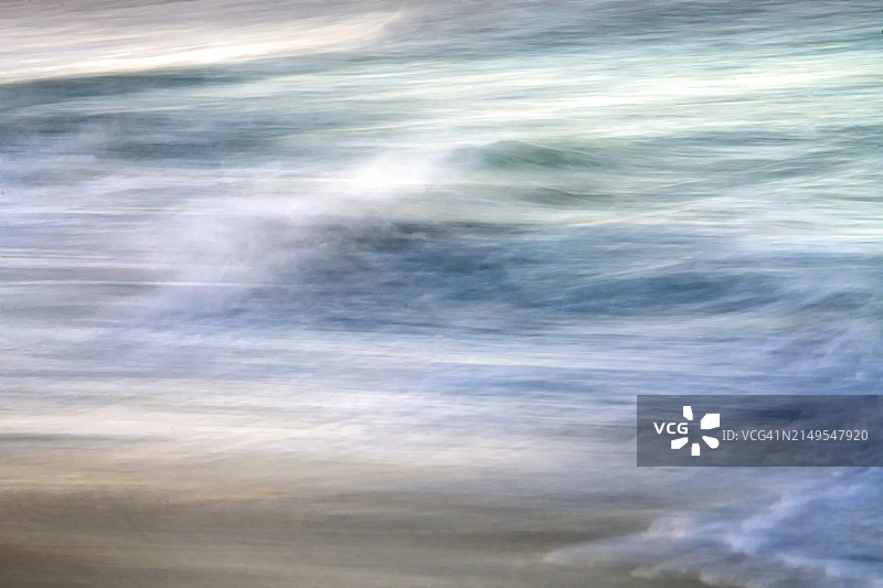 佛罗里达州安娜玛丽亚岛的美丽波浪运动和海浪泡沫图片素材