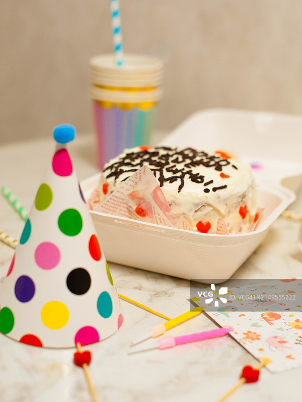 奶油蛋糕，生日帽图片素材