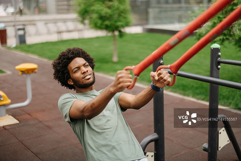 在户外健身房的英俊男人们图片素材