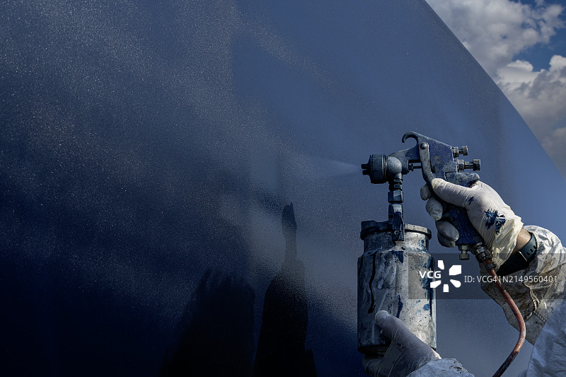 工人喷涂游艇船体图片素材