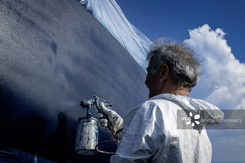 工人喷涂游艇船体图片素材