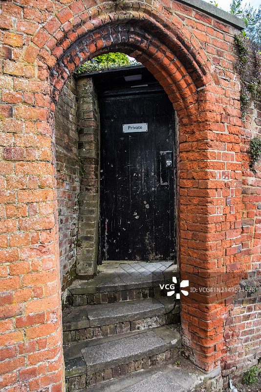 砖墙拱门中的私人门，哈罗山上图片素材