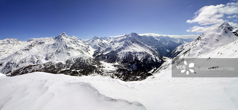 白雪覆盖的瑞士阿尔卑斯山图片素材