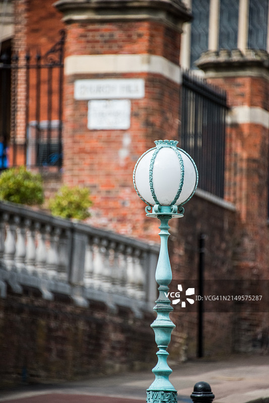 维多利亚蓝色铸铁华丽灯柱图片素材