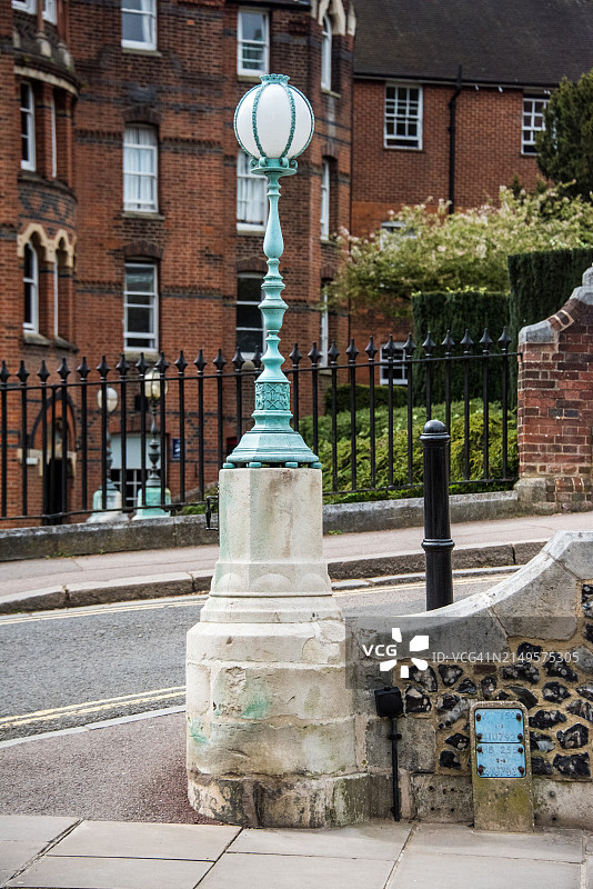 维多利亚蓝色铸铁华丽灯柱图片素材