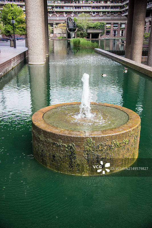 巴比肯艺术中心中央池塘与喷泉图片素材