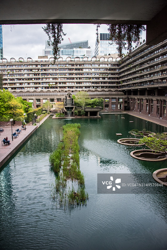 巴比肯艺术中心的中央池塘图片素材