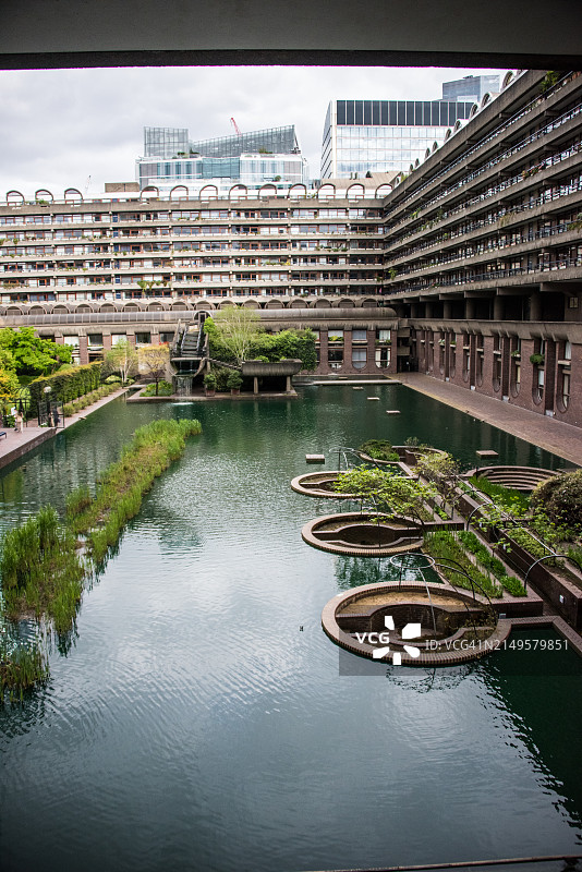 巴比肯艺术中心的中央池塘图片素材
