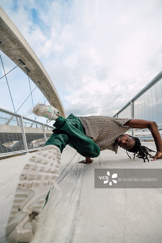 在城市街道上跳街舞的年轻人图片素材