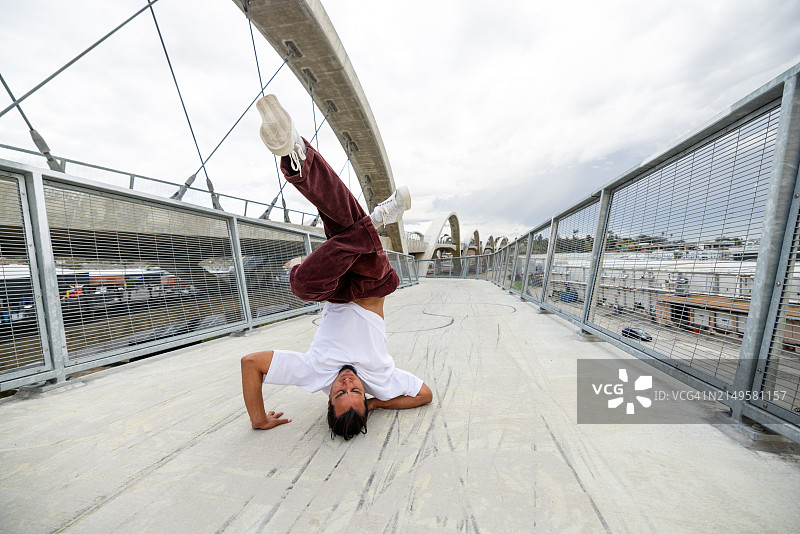 在城市街道上跳街舞的年轻人图片素材