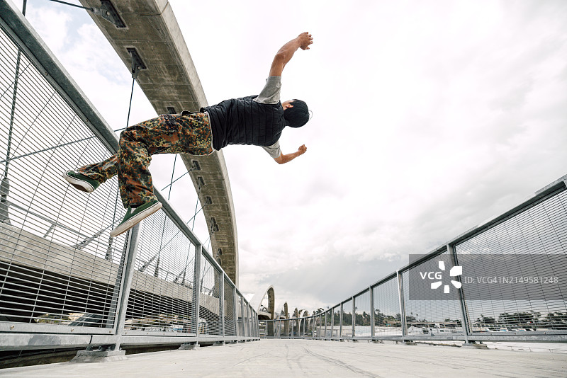 年轻男人在城市街道上后空翻图片素材