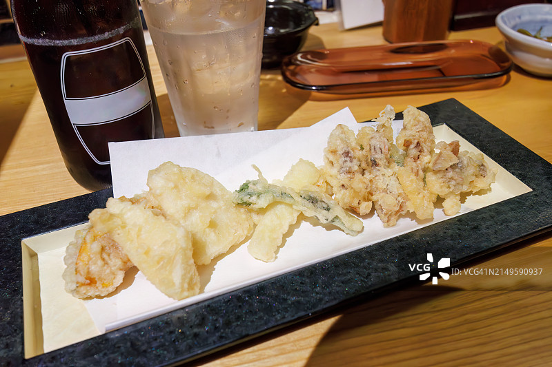 我们在厚木站前的日式酒吧享用炉端烧和日式料理。拍摄于2024年4月，日本神奈川县厚木市居酒屋。图片素材