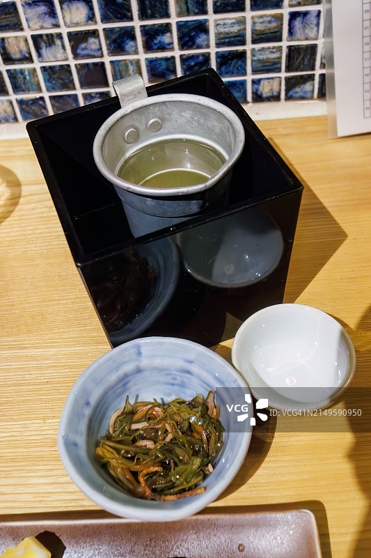 我们在厚木站前的日式酒吧享用炉端烧和日式料理。拍摄于2024年4月，日本神奈川县厚木市居酒屋。图片素材