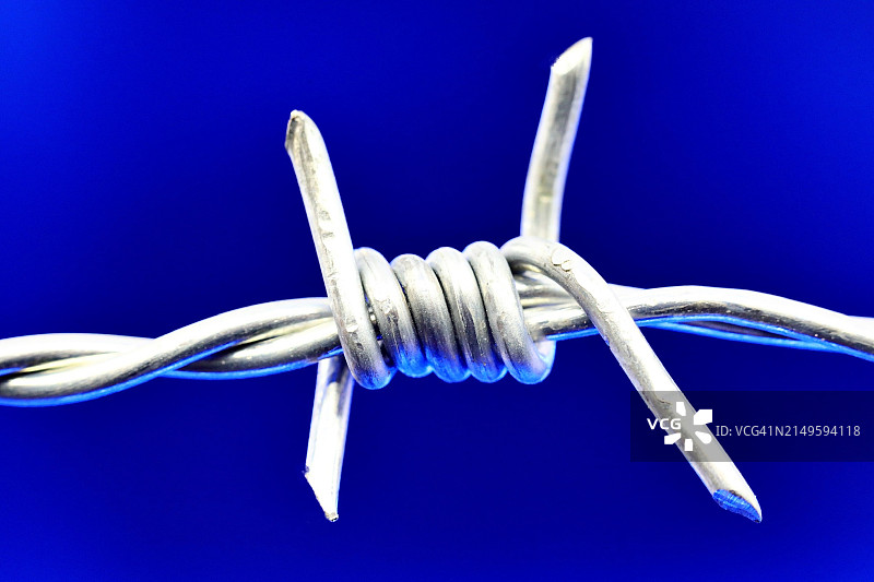 锋利的带刺铁丝网围栏特写图片素材