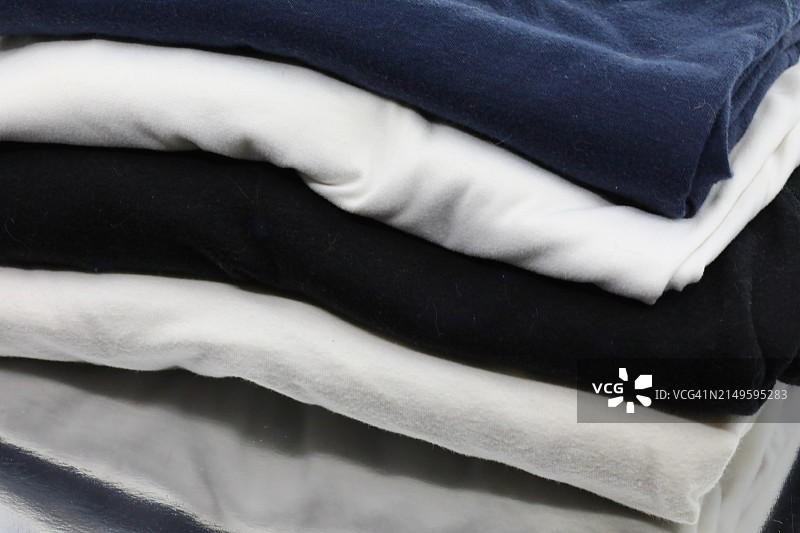 干净的叠放好的衣物图片素材