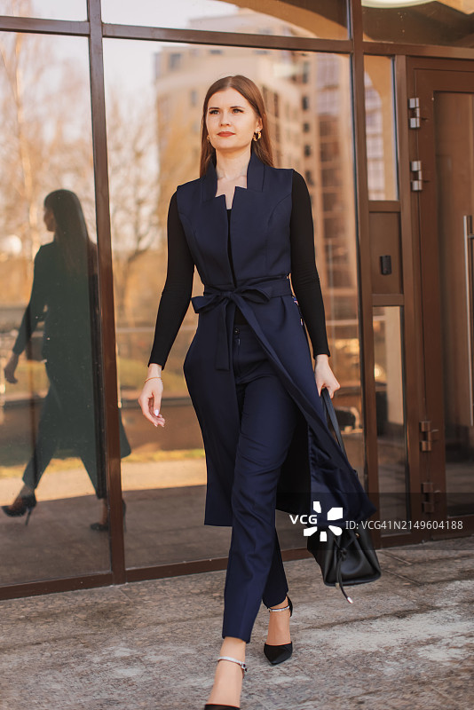 走在街上的女商人，穿着职业套装，动态图片素材