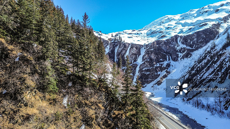 阿拉斯加瀑布：春日景象图片素材