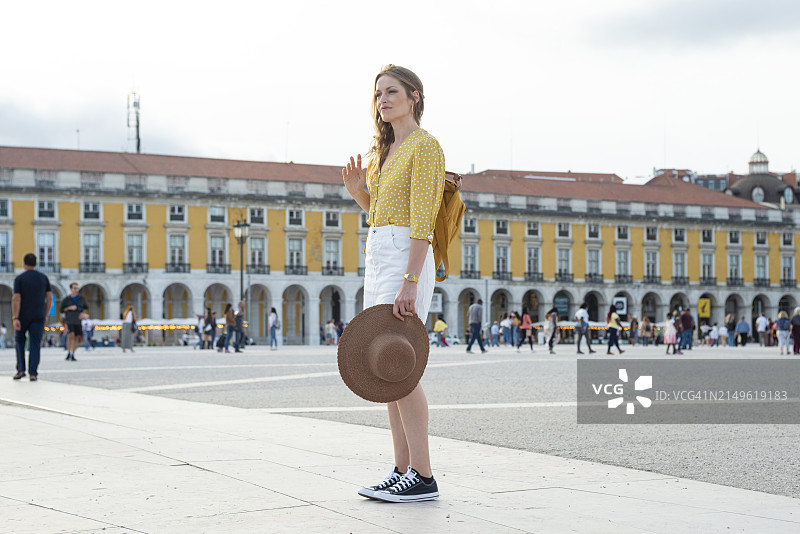 欣赏里斯本美景的女人图片素材