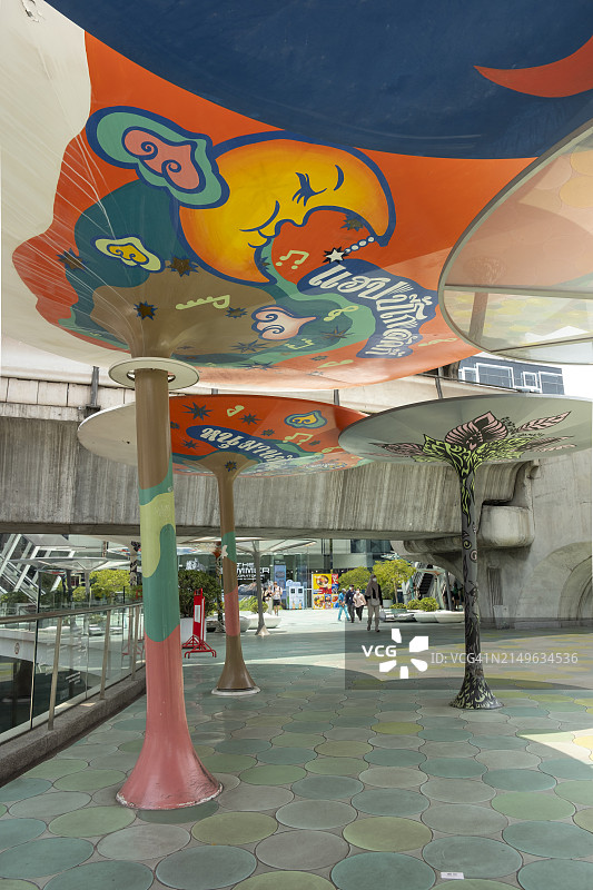 曼谷王迈区拉玛路上的阴凉走道图片素材