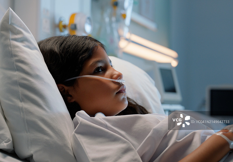 戴着氧气管的生病女孩图片素材