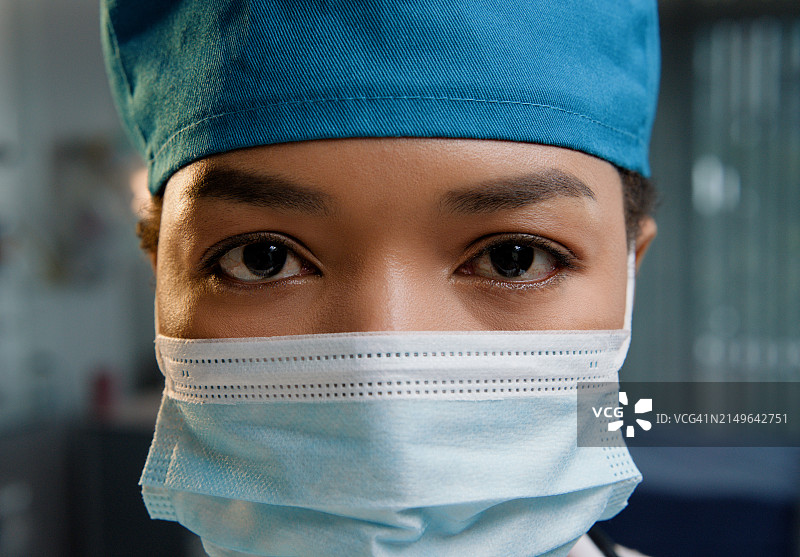 特写：戴口罩的女性，医疗防护图片素材
