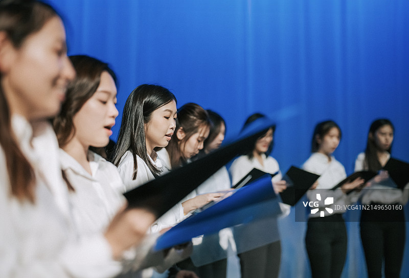 华人合唱团在舞台上表演图片素材