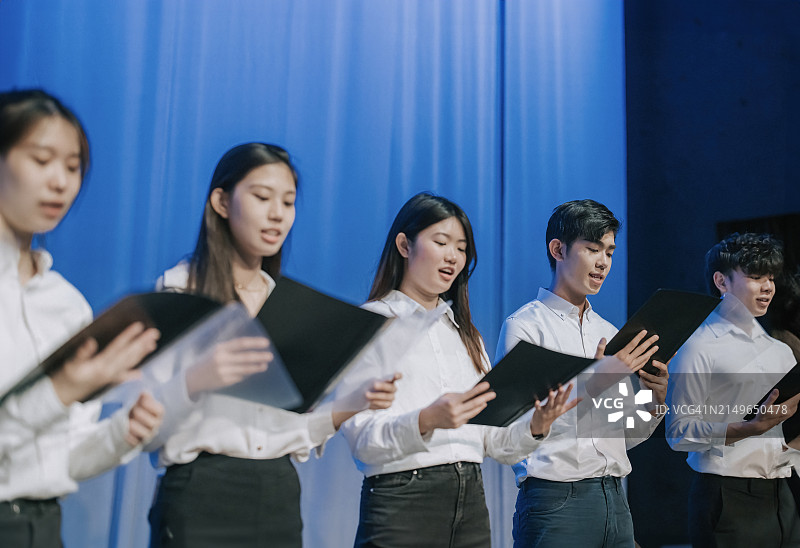 华人合唱团在舞台上表演图片素材