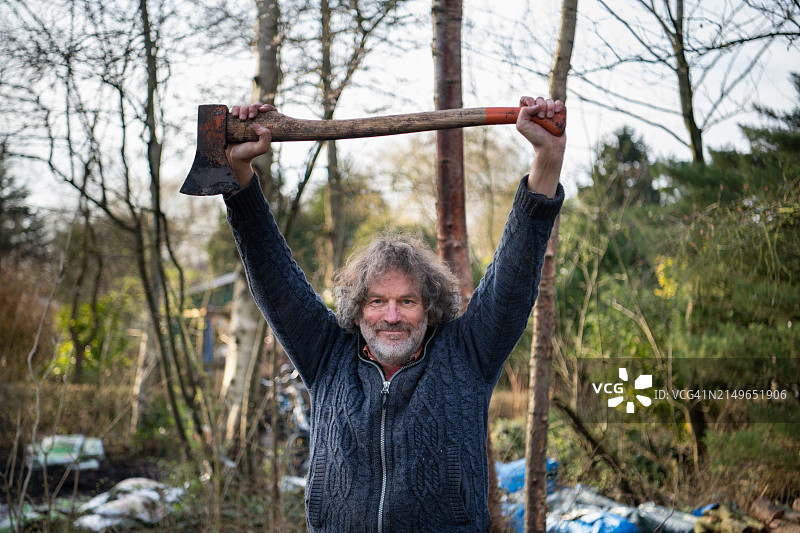 举起斧头的年长男人图片素材
