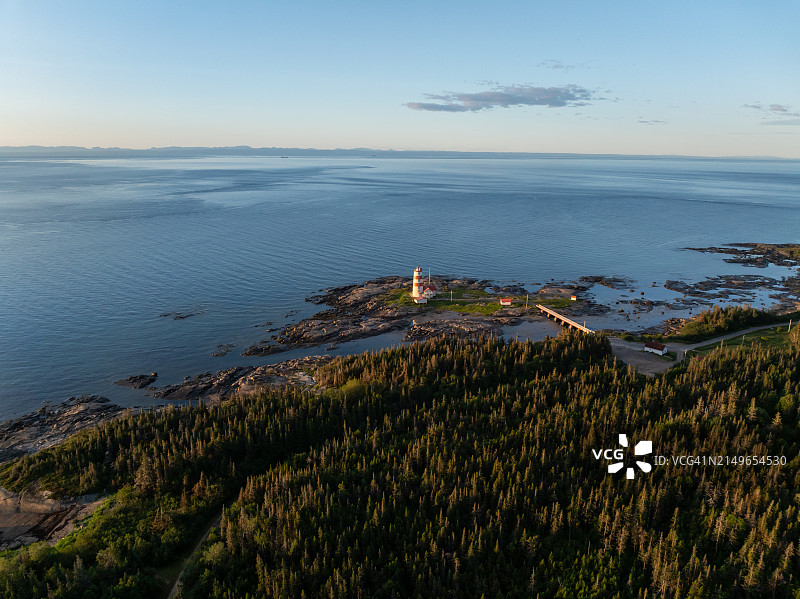 魁北克北岸蒙茨角灯塔日出航拍图片素材
