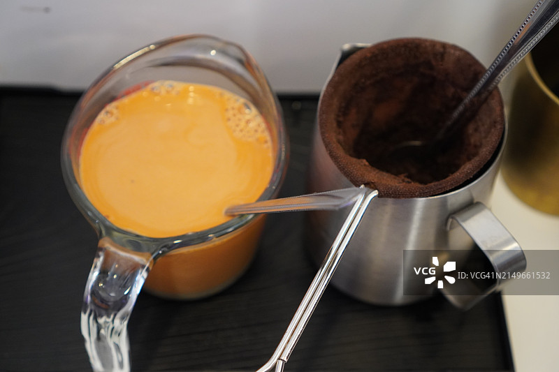 制作红色泰式奶茶图片素材