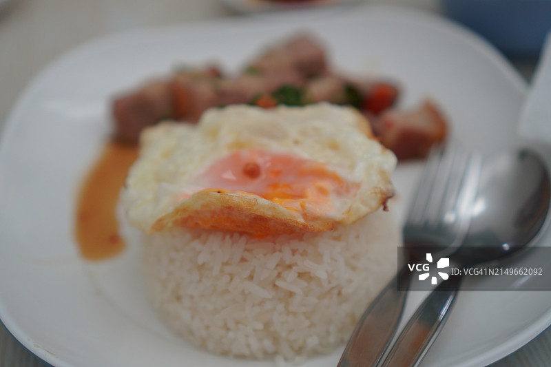 罗勒炸酥肉配煎蛋饭图片素材