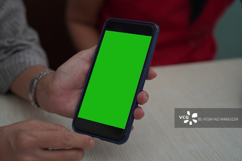 手持智能手机绿屏图片素材