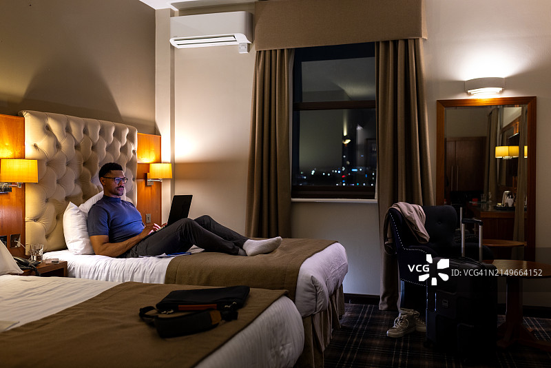 在酒店房间工作图片素材