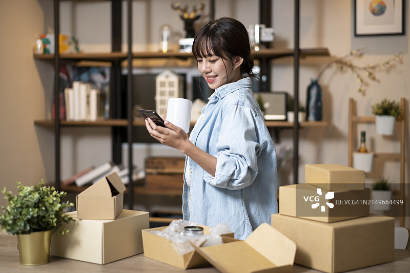 女人用手机在线购物图片素材