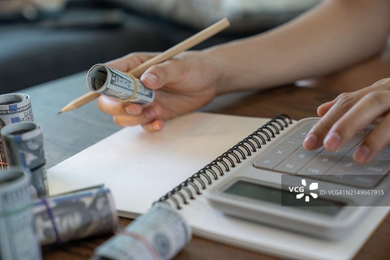 手持钞票计算支出图片素材