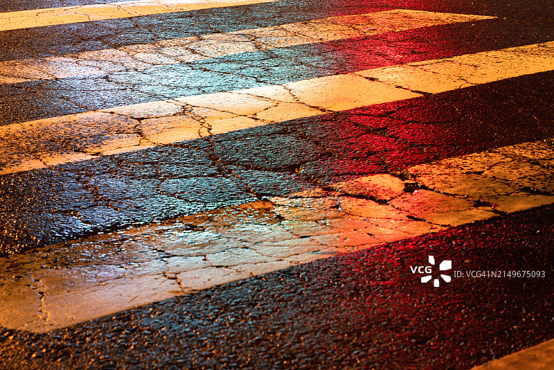 雨天路面反光图片素材