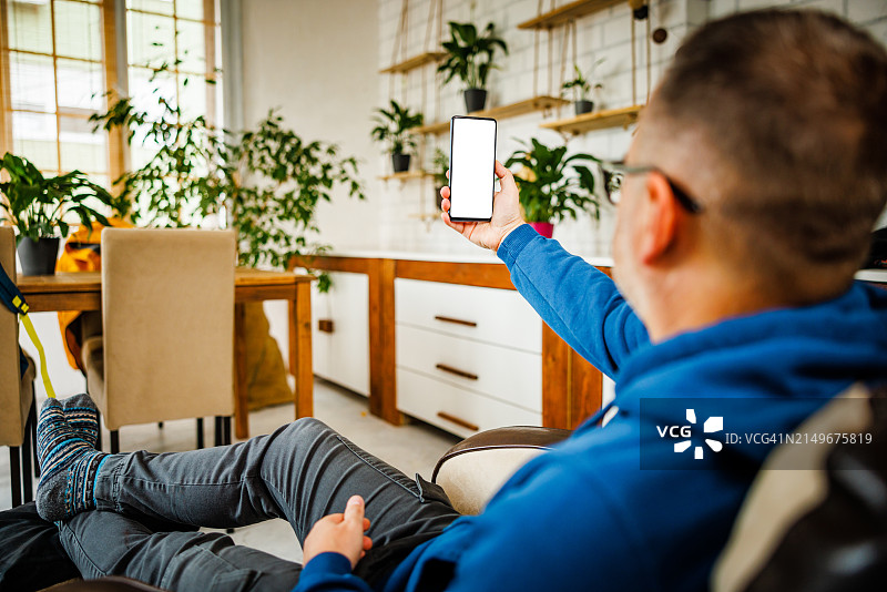 男人手持空白屏幕的智能手机图片素材