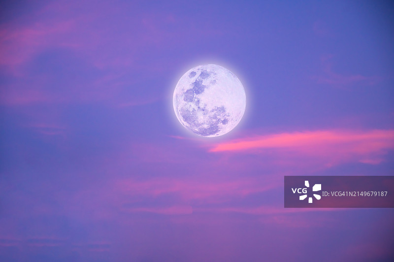 傍晚时分的巨大满月图片素材