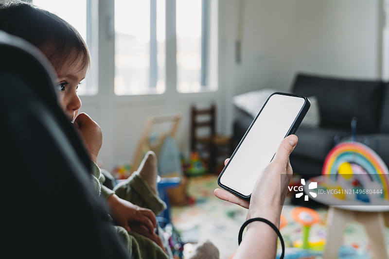 母亲在家使用手机图片素材