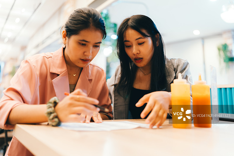 女人们在咖啡馆一起吃饭图片素材
